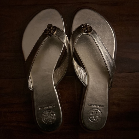 NEW Tory Burch Gold Leather Flip Flops - Picture 6 of 6